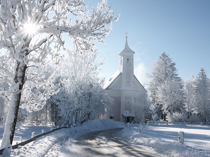 Hochzeit - Umgebung: mit Seeblick - Prielauer Kirche als Wintertraum - Schloss Prielau Hotel & Restaurants