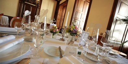 Hochzeit - Umgebung: in einer Stadt - Hochzeitsfeier im Tee Salon  - Schloss Wolfsberg