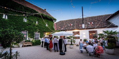 Hochzeit - Fotobox - Mailberg - Romantischer Innenhof mit Lichterketten - Schmiede am Ravelsbach (Niederösterreich - nahe Wien) 