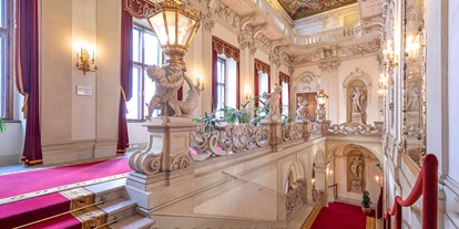 Hochzeit - nächstes Hotel - Stockerau - prunkvolle Feststiege als beeindruckender Entrée  - Palais Daun-Kinsky
