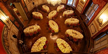 Hochzeit - Candybar: Saltybar - Wien Alsergrund - Ovaler Saal mit ovalen Dinnertischen - Palais Daun-Kinsky