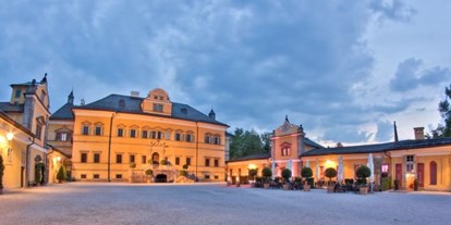 Hochzeit - Obertrum am See - Außenansicht. Schloss Innenhof. Abenddämmerung - Gasthaus zu Schloss Hellbrunn
