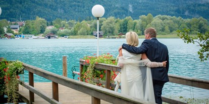 Hochzeit - Festzelt - PLZ 9611 (Österreich) - romantischer Augenblick an der Bootsanlegestelle - Inselhotel Faakersee - Inselhotel Faakersee