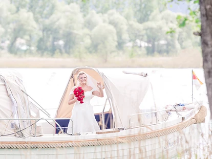 Wedding - Umgebung: am See - Nußberg (Moosburg) - Ankunft der Braut auf der Insel im Faakersee - Inselhotel Faakersee - Inselhotel Faakersee