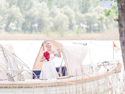 Hochzeit - Geeignet für: Filmproduktionen - Bodensdorf (Steindorf am Ossiacher See) - Ankunft der Braut auf der Insel im Faakersee - Inselhotel Faakersee - Inselhotel Faakersee