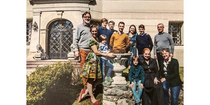 Hochzeit - Sommerhochzeit - Burgwiese - 2018 Das sind WIR. 
Familie und Team. 
Wir kümmern uns gerne persönlich und mit Herz um Ihre Hochzeit ♥️ - Schloss Greifenburg