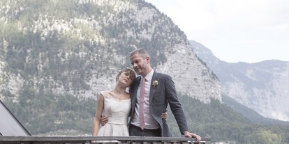 Hochzeit - Winterhochzeit - Gschlößl - couple at terrasse penthouse - Hallstatt Hideaway