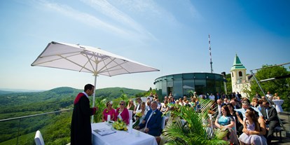 Hochzeit - Art der Location: Restaurant - Perchtoldsdorf - Eine Hochzeit im Freien mit Blick auf die Bundeshauptstadt.
Foto © greenlemon.at - Terrasse Kahlenberg