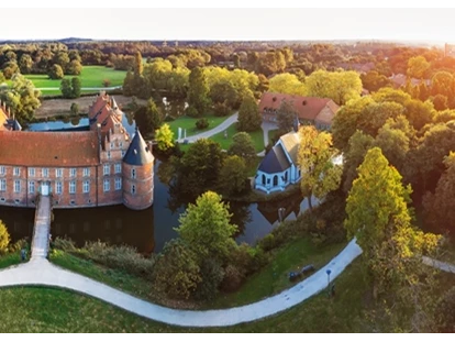 Hochzeit - Geeignet für: Filmproduktionen - Raesfeld - Blick auf den Haupteingang des Schlosses - rechts unsere kleine Kapelle - Schlossgastronomie Herten