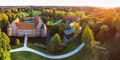 Hochzeit - Garten - Nordrhein-Westfalen - Blick auf den Haupteingang des Schlosses - rechts unsere kleine Kapelle - Schlossgastronomie Herten