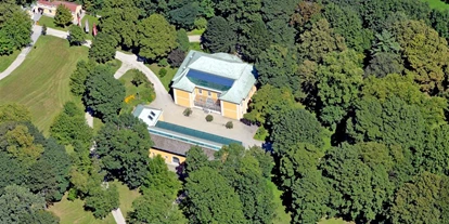 Hochzeit - Umgebung: im Park - Schönau (Bad Schallerbach, Pollham) - Luftaufnahme Bergschlößl und Park
Foto (c) Stadtplanung Pertlwieser - Bergschlößl