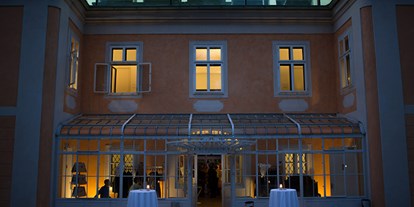 Hochzeit - Personenanzahl - Tragwein - Das Bergschlößl Linz bei Nacht.
Foto (c) sandragehmair.com - Bergschlößl