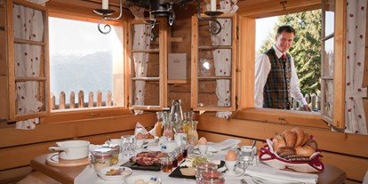 Hochzeit - Umgebung: in den Bergen - Drobollach am Faaker See - Hüttenwirtfrühstück in der eigenen Hütte - Almdorf Seinerzeit