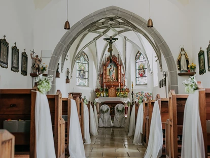Hochzeit - Art der Location: im Freien - Kalköfen - direkt angrenzende, charmante Dorfkirche in Berg - GANGLBAUERGUT