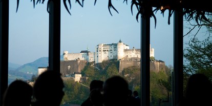 Hochzeit - Umgebung: im Park - Salzburg - Heiraten im m32 mit Blick auf die Festung Hohensalzburg.
Foto © greenlemon.at - m32