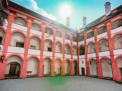 Nozze - Hochzeits-Stil: Boho - Bezirk Bruck-Mürzzuschlag - Schlossinnenhof - Schloss Pernegg