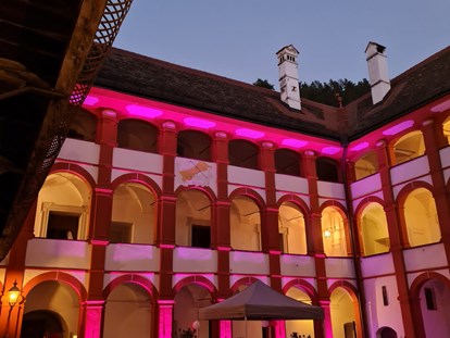 Hochzeit - nächstes Hotel - Gabraun - Schlossinnenhof  - Schloss Pernegg