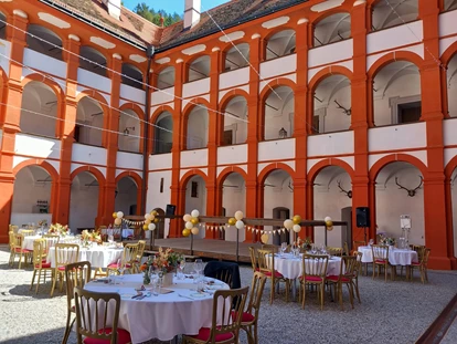 Bruiloft - Hochzeits-Stil: Boho - Höf (Eggersdorf bei Graz) - Schlossinnenhof mit Tanzbühne  - Schloss Pernegg