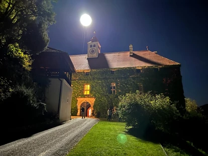 Bruiloft - Hochzeits-Stil: Boho - Höf (Eggersdorf bei Graz) - Bekannt aus Film und Fernsehen  - Schloss Pernegg