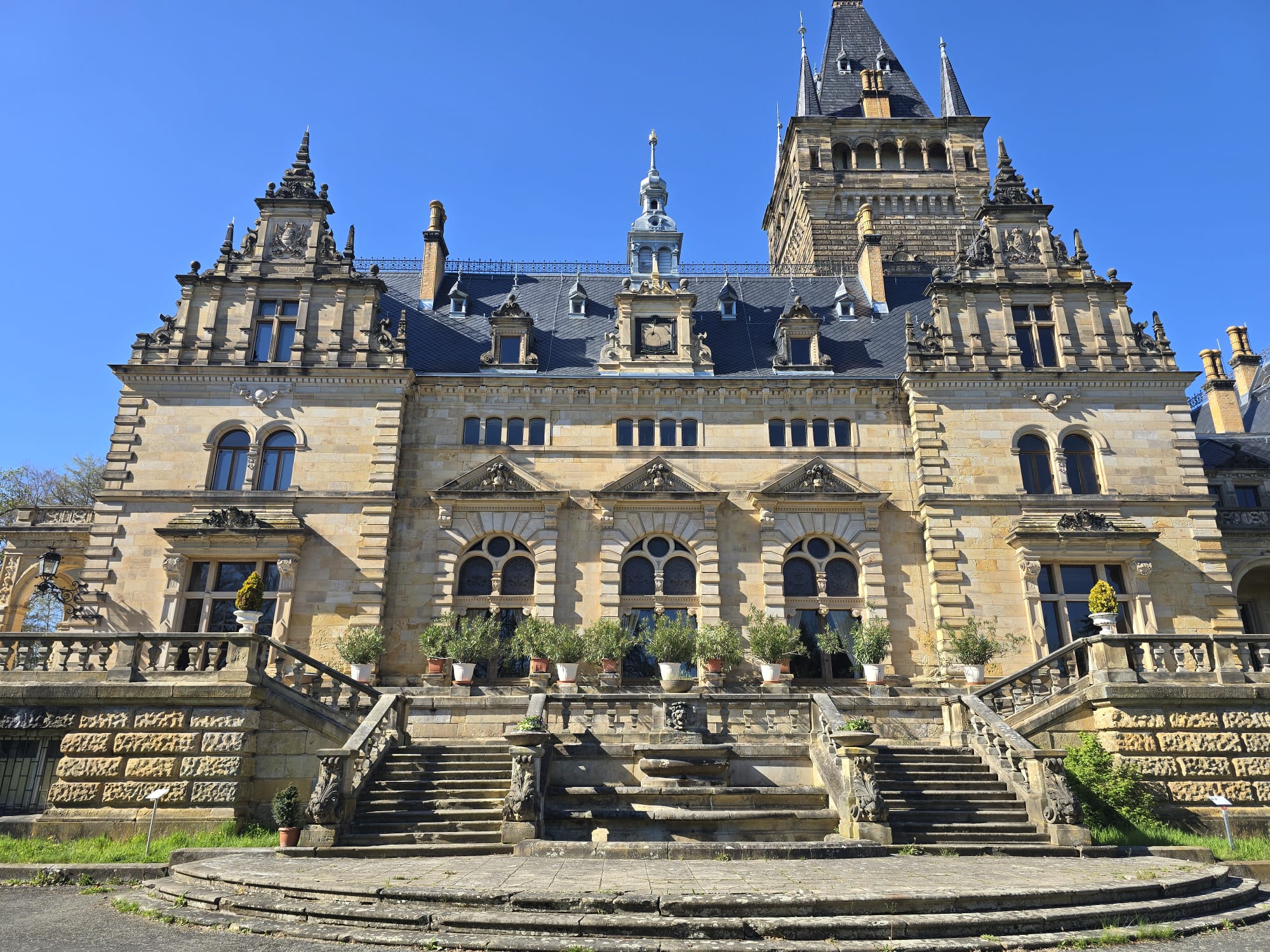 Hochzeit: Neues Schloss Hummelshain - Südansicht mit Terrasse und Brunnen - Neues Jagdschloss Hummelshain