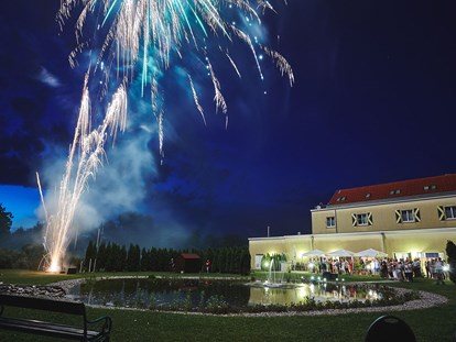Hochzeit - Gloggnitz - Ein nächtliches Feuerwerk für das glückliche Brautpaar im Grandhotel Niederösterreichischer Hof. - Grandhotel Niederösterreichischer Hof