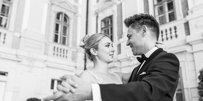 Hochzeit - Geeignet für: Gala, Tanzabend und Bälle - Gumpoldskirchen - Ein Brautpaare im Schloss Esterházy im Burgenland. - Schloss Esterházy