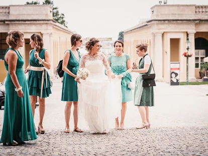 Bruiloft - Hochzeits-Stil: Vintage - Eisenstadt - Die Braut auf dem Weg zur Trauung auf Schloss Esterházy. - Schloss Esterházy