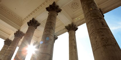 Hochzeit - Kapelle - Oberwaltersdorf - Imposante Säulen am Portikus - Schloss Esterházy