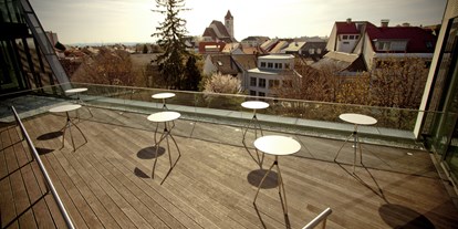 Hochzeit - PLZ 7000 (Österreich) - Bei einem Glas Sekt während der Hochzeitsfeier auf der Dachterrasse lassen sich der wunderbare Ausblick auf den Eisenstädter Martinsdom und der Sonnenuntergang besonders genießen.  - Kultur Kongress Zentrum Eisenstadt
