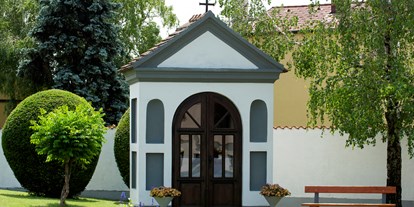 Hochzeit - Winterhochzeit - Groißenbrunn - Kapelle gegenüber. - Rochussaal
