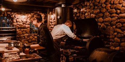 Hochzeit - Frühlingshochzeit - Gransee - In der MQ Ranch Outdoorküche entstehen feinste BBQ und Hochzeitsdinner, die liebevoll von unseren Köchen zubereitet werden. - Märkische Quarterhorse Ranch GmbH