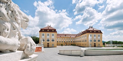 Hochzeit - Parkplatz: Busparkplatz - Göttlesbrunn - Schloss Hof in Niederösterreich
 - Schloss Hof