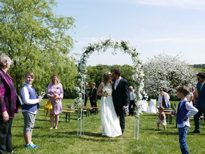 Hochzeit - Garten - Grafenwörth - Unsere Trauungswiese - Mirli