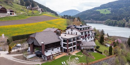 Hochzeit - Candybar: Donutwall - Südtirol - Vogelperspektive mit Garten - Stadl/Hotel/Restaurant Alte Goste