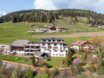 Wedding - Hochzeits-Stil: Traditionell - Trentino-South Tyrol - Vogelperspektive mit Garten - Stadl/Hotel/Restaurant Alte Goste