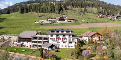 Hochzeit - Südtirol - Vogelperspektive mit Garten - Stadl/Hotel/Restaurant Alte Goste