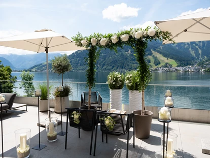 Hochzeit - Herbsthochzeit - Für eine Trauung am Zeller See bietet das Seehotel Bellevue eine herrliche Terrasse direkt am See. - Seehotel Bellevue****s