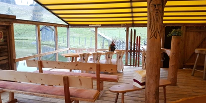 Hochzeit - Umgebung: in den Bergen - Schönau (Pöllau) - Bei unsicherer Witterung kann das Dach geschlossen werden. - Sommeralm Holdahüttn