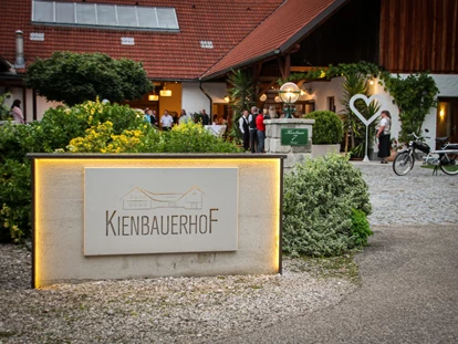 Hochzeit - Parkplatz: kostenlos - Buchleiten (Rüstorf) - Eingangsportal am Kienbauerhof - Kienbauerhof