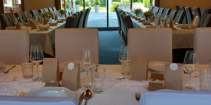 Hochzeit - Hochzeitsessen: Catering - Lenzing (Lenzing) - Der große Festsaal am Kienbauerhof bietet einen herrlichen Blick auf den Garten. - Kienbauerhof