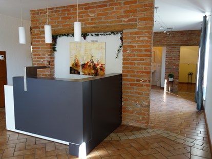 Hochzeit - Art der Location: Eventlocation - Hausruck - kleine Bar im Partyraum, die sich ideal zum Brautstehlen eignet - Kienbauerhof