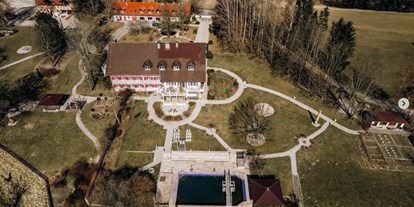 Hochzeit - Umgebung: im Park - Berg (Starnberg) - Gesamtaufnahme Gut Ammerhof - CP Location - Gut Ammerhof