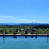 Hochzeitslocation: Pool mit atemberaubenden Panoramablick - CP Location - Gut Ammerhof
