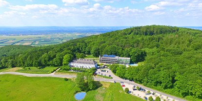 Hochzeit - Frühlingshochzeit - Wienerwald - Gesamtansicht Hotel-Restaurant - Berghotel Tulbingerkogel