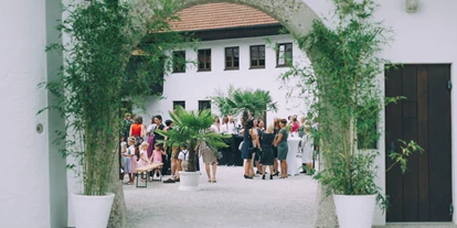 Wedding - Art der Location: Scheune - Gegend (Oberhofen am Irrsee) - Der Innenhof des Schloss Stauff in Oberösterreich. - Schloss Stauff
