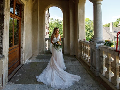 Wedding - Hochzeits-Stil: Vintage - Röhrenbach (Röhrenbach) - Braut auf dem Balkon Schloss Ottenstein - Schloss Ottenstein