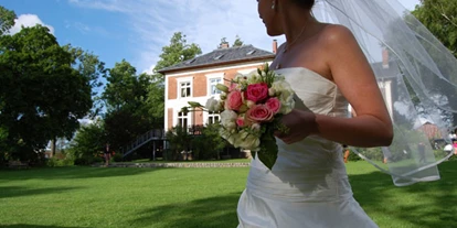 Wedding - Umgebung: im Park - Rostock (Kreisfreie Stadt Rostock) - Braut vor dem Gutshaus Groß Siemen - Gut Gross Siemen