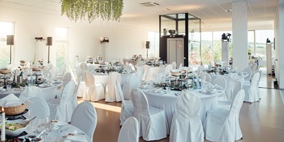 Hochzeit - Trauung im Freien - Dürnrohr - Tafel im Obergeschoss mit Platz bis zu 120 Personen - Vierzigerhof - ein malerischer Arkadenhof mit Vintage-Charme