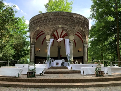 Bruiloft - Hochzeitsessen: 5-Gänge Hochzeitsmenü - Duitsland - Freie Trauung an unserem geweihten Steinpavillon mitten im wunderschönen Schlosspark  - Brasserie Schloss Paffendorf