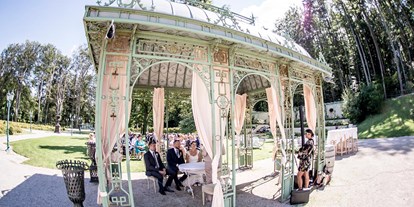Hochzeit - Art der Location: im Freien - Höll (Aspangberg-St. Peter) - Feiern Sie Ihre Hochzeit im Gartenpavillion auf Schloss Wartholz in Reichenau an der Rax (NÖ).
Foto © weddingreport.at - Schloss Wartholz